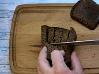 Fokhagymás krutonnal a fekete kenyérből Fokhagymás krutonnal a fekete kenyér receptje szerint